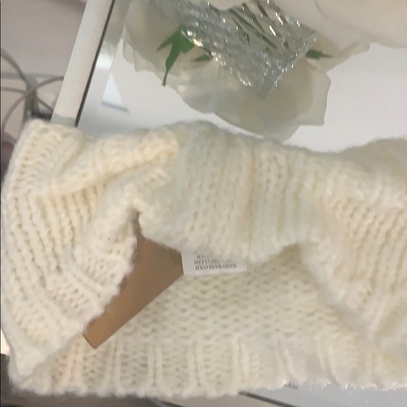 Knitted headband with flower - Picture 2 of 3